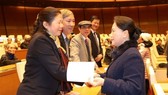 Chairwoman of National Assembly (NA) Nguyen Thi Kim Ngan offers Tet greetings to former NA deputies. (Photo: TTXVN)