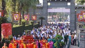 A delegation of high-ranking officials from Ho Chi Minh City attend a ceremony offering Banh Tet (cylindrical glutinous rice cake) to Hung Kings. (Photo: Sggp)