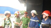 Police officers at scene of the Carina Plaza fire (Photo: VNA)