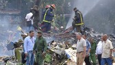 President of the Councils of State and Ministers of Cuba Miguel Mario Canel Bermudez (second, right, front) is at the scence of the plane crash to direct rescue work. (Photo: VNA)