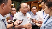Prime Minister Nguyen Xuan Phuc speaks with the media on the sidelines of the NA's fifth session (Photo: VNA)