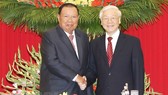 General Secretary of the Lao People’s Revolutionary Party (LPRP) and President of Laos Bounnhang Vorachith shakes hands with General Secretary of the Communist Party of Vietnam (CPV) Nguyen Phu Trong. (Photo: VNA)