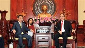 Secretary of the Ho Chi Minh City Party Committee Nguyen Thien Nhan (R) received Ryu Shionoya, President of the Japan-Mekong Parliamentary Friendship Association on July 26 (Photo: VNA)