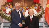 Party General Secretary and President Nguyen Phu Trong (R) and President of the Council of State and Council of Ministers of Cuba Miguel Mario Diaz-Canel Bermudez (Photo: VNA)