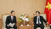 Deputy Prime Minister Trinh Dinh Dung (R) and RoK Ambassador to Vietnam Kim Do-hyon (Source: VNA)