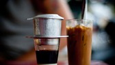 Enjoying coffee in a tiny café where the floor is littered with pumpkin seed shells is a must try. (Source: news.zing.vn)
