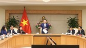 Deputy Prime Minister Vuong Dinh Hue (standing) addresses the meeting of the steering committee for pricing on January 31 (Photo: VNA)