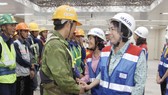 Chairwoman of Vietnam Fatherland Front Committee in Ho Chi Minh City To Thi Bich Chau and officials offer gifts to workers. (Photo: SGGP)