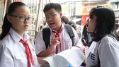 Thí sinh thảo luận sau buổi thi môn Toán. Ảnh: HOÀNG HÙNG