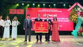 Trường Đại học Văn hóa TPHCM nhận cờ thi đua của Chính phủ và chứng nhận kiểm định chất lượng giáo dục