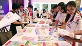 Giáo viên TPHCM tìm hiểu các bộ SGK đã được Bộ GD-ĐT thẩm định và phê duyệt