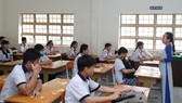 Thí sinh nghe phổ biến quy chế thi sáng 15-5 tại điểm thi Trường THCS Bình Chánh. Ảnh: HOÀNG HÙNG