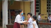 Thí sinh vui mừng gặp mẹ sau khi kết thúc giờ thi