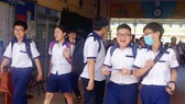 Thí sinh hớn hở ra về sau khi kết thúc giờ làm bài môn Toán kỳ thi tuyển sinh lớp 10 năm học 2020-2021