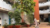 Trường THPT Nguyễn Du (quận 10) phun thuốc khử khuẩn chuẩn bị kỳ thi tốt nghiệp THPT vào chiều 1-8
