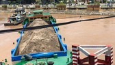 Một sà lan chở hàng ngàn khối cát có nguy cơ chìm vì bị mắc cạn