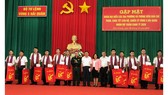 Đoàn công tác các tỉnh, thành phố tặng quà cho các đơn vị thuộc Vùng 5. Ảnh: TÍN HUY