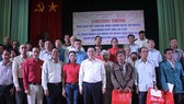 Phó Thủ tướng Chính phủ Vương Đình Huệ trao quà tết cho người nghèo tại Bến Tre