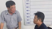 Đại tá Phan Thanh Quân, Phó Giám đốc Công an tỉnh Trà Vinh làm việc với đối tượng Nguyễn Quốc Toàn bị bắt quả tang tại huyện Thốt Nốt, TP Cần Thơ. Ảnh: Công an Trà Vinh cung cấp