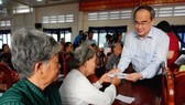 Bí thư Thành ủy TPHCM Nguyễn Thiện Nhân trao quà cho bà con nghèo tỉnh Trà Vinh