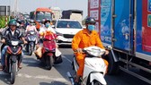 Dòng xe nối đuôi nhau qua cầu Rạch Miễu