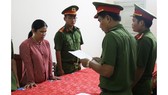 Đối tượng Bùi Thị Kim Dung tại cơ quan công an. Ảnh: Công an cung cấp