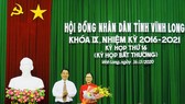 Chủ tịch UBND tỉnh Vĩnh Long (trái) trao hoa chúc mừng tân Phó Chủ tịch