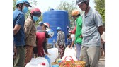 Dùng sà lan chuyển 6.000 m³ nước ngọt cho người dân vùng hạn mặn