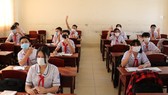 Học sinh lớp 9 Trường THCS Nguyễn Thị Minh Khai (phường 9, TP Cà Mau) phấn khởi khi trở lại lớp học sau thời gian dài nghỉ học để phòng chóng dịch Covid-19