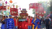 Ban Tế tự Đền thờ ông bà Đỗ Công Tường thực hiện nghi thức lễ nghinh sắc. Ảnh: TÍN HUY