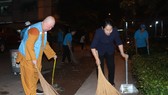 Phó Bí thư Thành ủy TPHCM Võ Thị Dung tham gia quét rác cùng phật tử chùa Liên Hoa