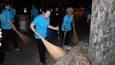 Đồng chí Võ Thị Dung, Phó Bí thư Thành ủy TPHCM cùng phật tử chùa Liên Hoa ra quân dọn vệ sinh đường phố vào ngày cuối năm