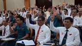 Đại biểu tham dự Đại hội Đảng bộ quận Tân Phú thông qua Nghị quyết nhiệm kỳ mới