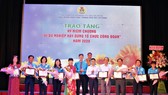 Trao tặng Kỷ niệm chương “Vì sự nghiệp xây dựng tổ chức công đoàn” cho các cá nhân tiêu biểu