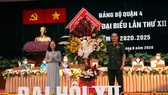 Thiếu tướng Nguyễn Văn Nam, Tư lệnh Bộ Tư lệnh TPHCM tặng hoa chúc mừng Đại hội Đảng bộ quận 4