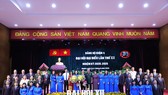 Thiếu tướng Nguyễn Văn Nam và đồng chí Tô Thị Bích Châu chúc mừng Ban chấp hành Đảng bộ quận 4 nhiệm kỳ mới