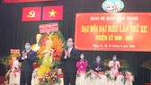 Đồng chí Nguyễn Hồ Hải, Trưởng ban Tổ Chức Thành ủy TPHCM tặng hoa chúc mừng đại hội