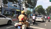Lực lượng CSGT ghi hình các phương tiện trên đường Trần Hưng Đạo sáng 17-8