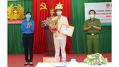 Thiếu tướng Trần Đức Tài, Phó Giám đốc Công an TPHCM và đồng chí Phan Thị Thanh Phương, Bí thư Thành đoàn TNCS TPHCM chúc mừng chiến sĩ công an trẻ
