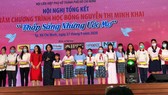 Đồng chí Tô Thị Bích Châu, Chủ tịch Ủy ban MTTQ Việt Nam TPHCM, trao tặng học bổng Nguyễn Thị Minh Khai cho các nữ sinh