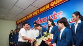 Ông Ngô Văn Đông - TGĐ Cty CPPB Bình Điền trao tặng phần thưởng cho Ngọc Hoa và đội bóng VTV Bình Điền Long An. Ảnh: DŨNG PHƯƠNG