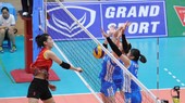 Thanh Thuý (trái) nỗ lực xuyên phá hàng chắn Triều Tiên.