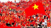 Các CĐV trung thành của bóng đá VIệt Nam nhuộm đỏ khán đài sân Thammasat. Ảnh: DŨNG PHƯƠNG