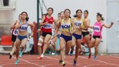 Lê Tú Chinh giúp tổ tiếp sức 4x100m nữ TPHCM đoạt HCV. Ảnh: DŨNG PHƯƠNG