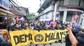 CĐV Malaysia diễu hành trên các tuyến phố tại Hà Nội khi sang cổ vũ đội nhà tại AFF Cup 2018. Ảnh: Đoàn Nhật