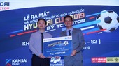 Ông Phạm Ngọc Tuấn (bên phải) trao kỷ niệm chương cho nhà tài trợ. Ảnh: Dũng Phương
