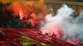 Pháo sáng trên khán đài đang dấy lên lo ngại cho các sân bóng ở Việt Nam. Ảnh: Hữu Thành