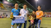 Bầu Tèo được gia đình và “đệ ruột” Trung “độ” chung vui khi vô địch giải SPL-S2, giải sân 7 danh giá số 1 của giới phủi Sài thành.