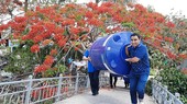 Nghệ sĩ Quyền Linh vận chuyển bồn chứa nước hỗ trợ người nghèo Đồng Bằng Sông Cửu Long.