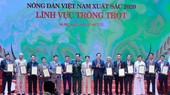 Trung tướng Vũ Hải Sản, Ủy viên BCH Trung ương Đảng, Ủy viên Quân ủy Trung ương, Thứ trưởng Bộ Quốc Phòng và đồng chí Đào Ngọc Dung, Ủy viên BCH Trung ương Đảng, Bộ trưởng Bộ Lao động - Thương binh và Xã hội lên trao tặng bằng khen cho những nông dân Việt